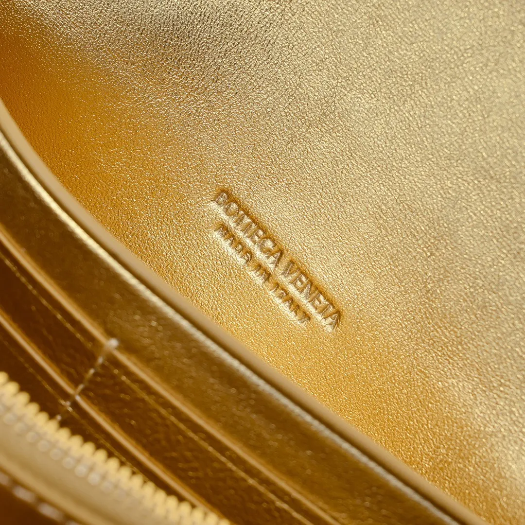 Batch 1160 BV Andiamo clutch wallet is super high-end🤎🤎How come the long clutch bag is so exquisite~ The braided style bag surface paired with all-copper hardware is really warm and high-end. The bag body is super light and can be grabbed easily! It can store a lot of small items and large mobile phones ~ very practical for daily use. Style number: 1504 Size: 19*11.5*3